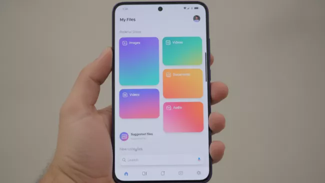 Androidový telefon s domovskou obrazovkou na displeji