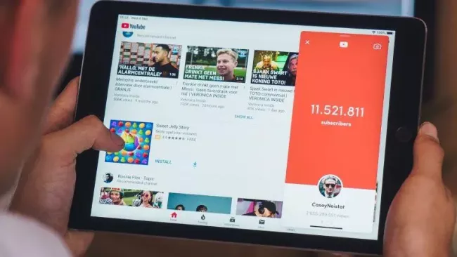 Uživatel si přehrává YouTube vide na tabletu