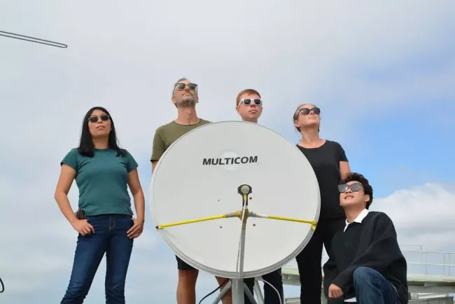 Satelity