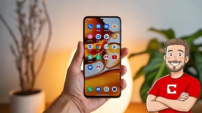 Uživatel drží v ruce androidový smartphone