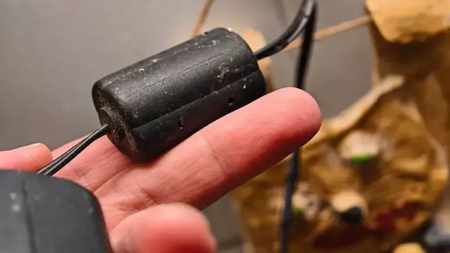 Nenápadný váleček na konci kabelu