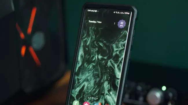 Samsung Galaxy S22 ve stojanu