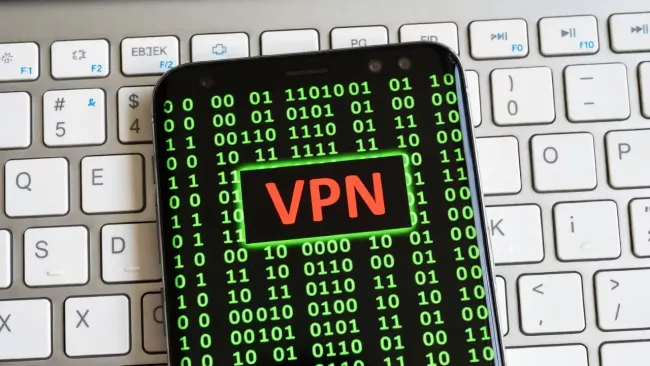Smartphone s nápisem VPN na displeji