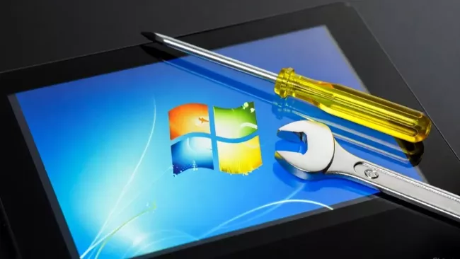 Tablet s logem Windows, na kterém je položený šroubovák a stranový klíč