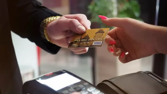 Placení kartou u terminálu