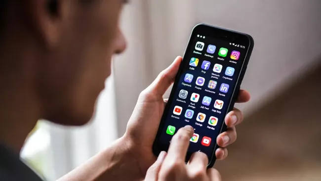 Uživatel stahuje aplikace na svůj telefon