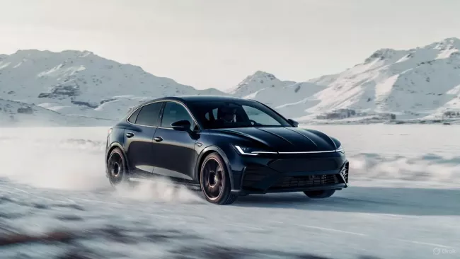 Elektromobil uhání zimní krajinou