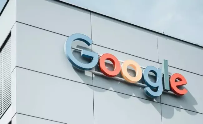 Logo Google na budově