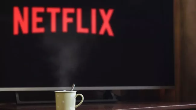 Ilustrativní obrázek na televizor s logem Netflix