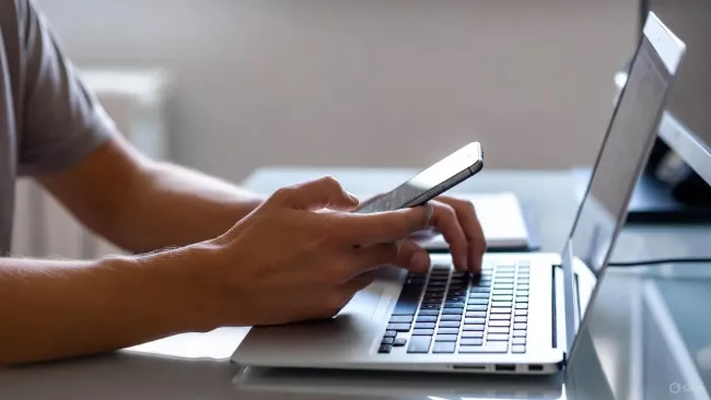 Uživatel platí za online nákup