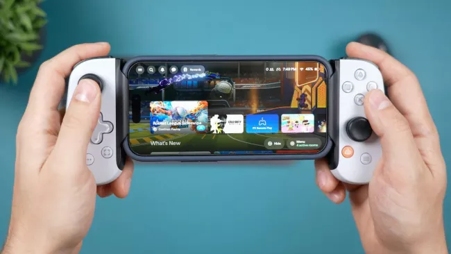 Uživatel drží v rukou smartphone umístněný v herním ovladači