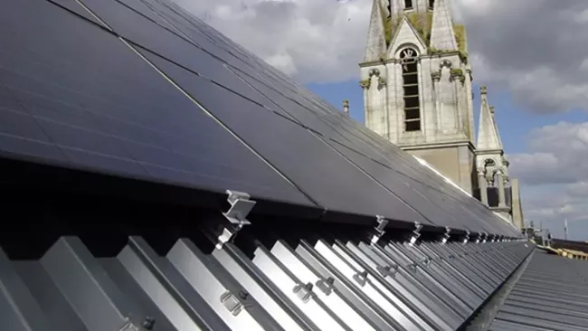 Montáž fotovoltaických panelů na plechovou střechu