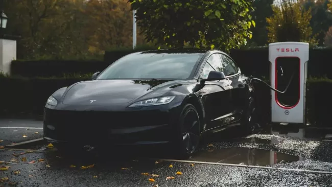 Elektromobil Tesla u nabíjecího stojanu