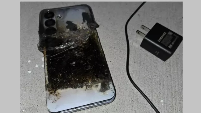 Samsung Galaxy S25 zničený explozí baterie