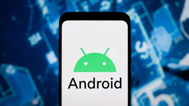 Symbol Androidu zobrazený na displeji smartphonu