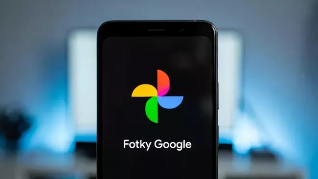 Logo Fotky na displeji smartphonu