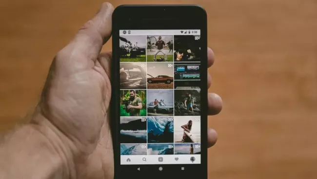 Fotky Google na displeji smartphonu