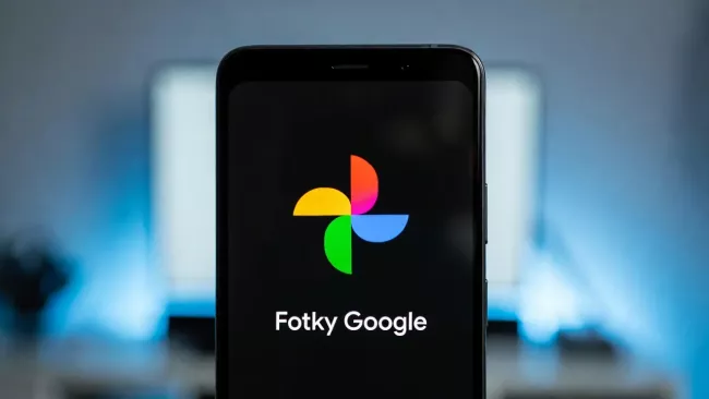 Logo Fotky Google na displeji mobilu