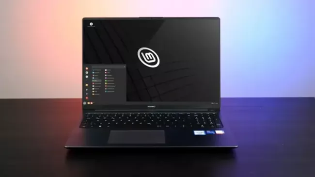 Laptop s Linuxem Mint na desktopu