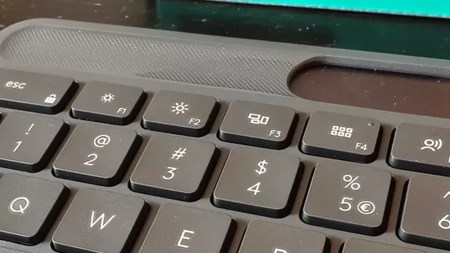 Logitech Signature Slim Solar