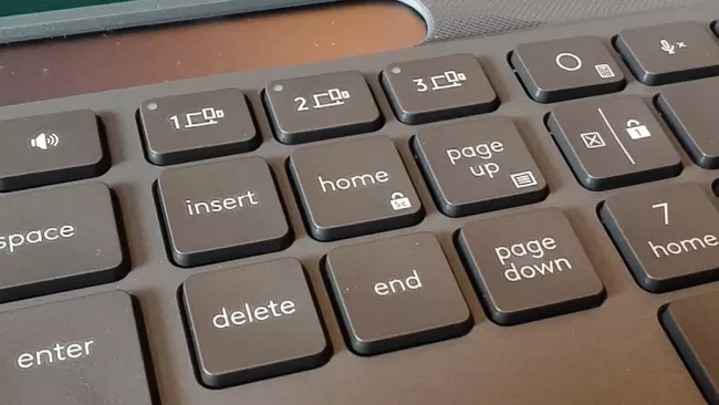 Logitech Signature Slim Solar+