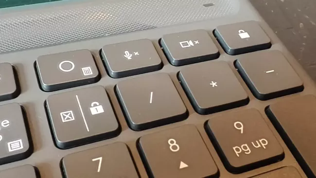 Recenze: Logitech Signature Slim Solar+ K980 – pohodlná bezdrátová klávesnice bez nabíjení Bezdrátová klávesnice, které nikdy nedojde baterie je vynikající a lákavá nápad, zvlášť když jako v případě Logitech Signature Slim Solar+ K980 nabízí perfektní pohodlí při psaní a přesná tlačítka.  Logitech Signature Slim Solar+ K980 vypadá na pohled jako skvělá klávesnice Logitech MX Keys S, kterou jsme recenzovali před více než rokem. Rozložení i velikost tlačítek je prakticky stejné, rozdíl je ale v použitých mate