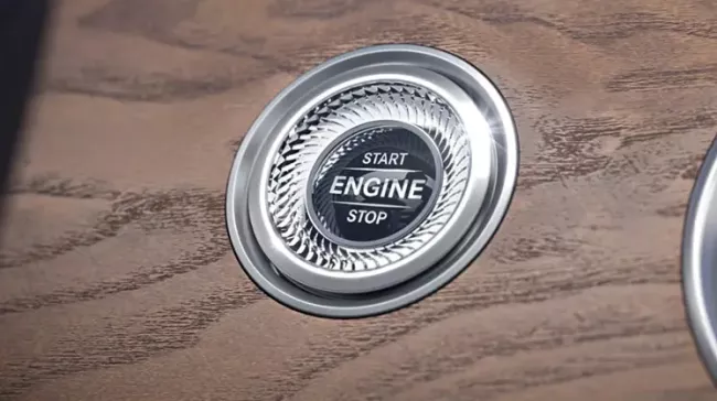 Tlačítko Start-Stop na palubní desce vozu Mercedes-Benz