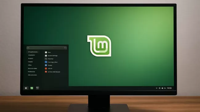 Monitor a na něm je zobrazena pracovní plocha Linuxu Mint