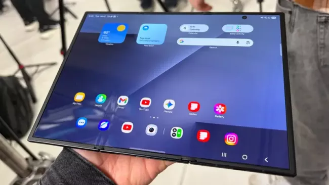 Samsung Galaxy Z TriFold je pořádný kus. Jde o hybrid snů, nebo zbytečnou dvojitou skládačku?