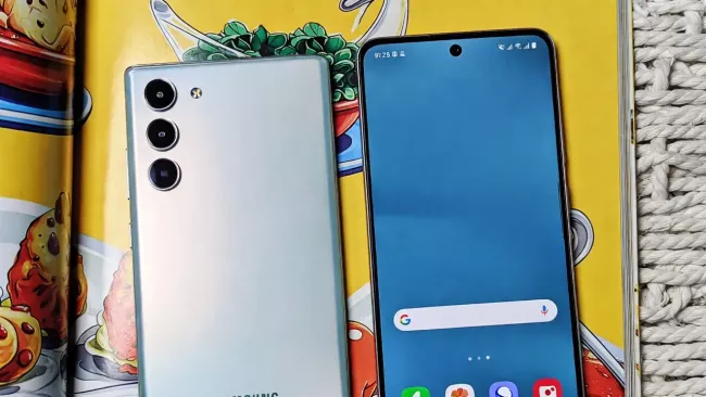 Smartphone Samsung, přední a zadní strana