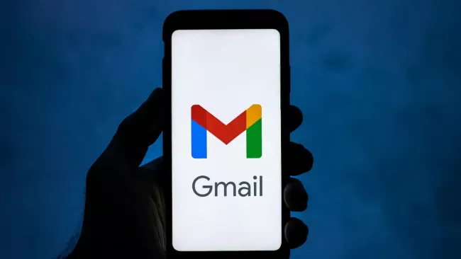 Logo služby G-mail na displeji mobilního telefonu