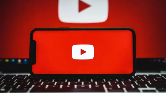 Logo YouTube na displeji smartphonu