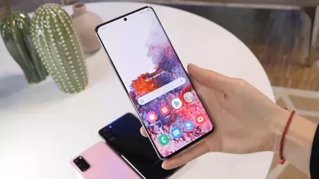 Smartphone Samsung v ruce uživatele