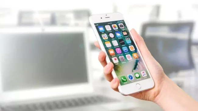 Uživatel drží v ruce smartphone