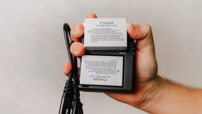 Kamera Canon a její vyměnitelný akumulátor