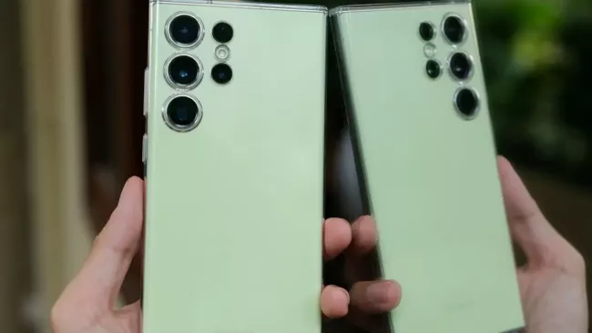 Samsung Galaxy S3 Ultra se zrcadlí ve skle