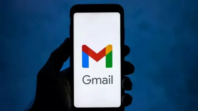 Smartphone a na jeho displeji je logo Gmail