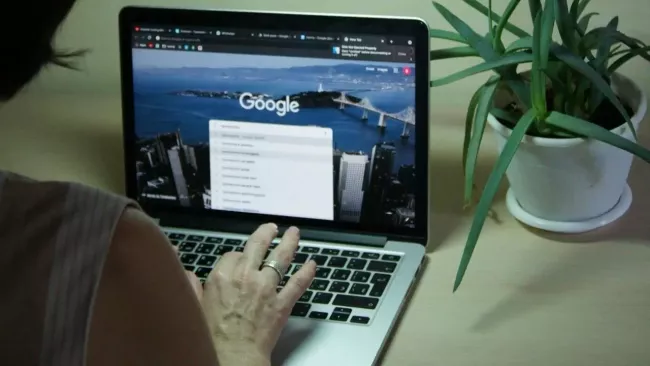 Uživatelka pracuje s Google Chrome na svém laptopu