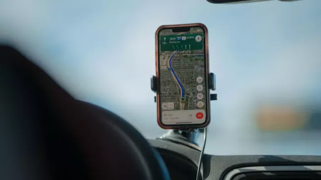 Smartphone s navigací ve vozidle