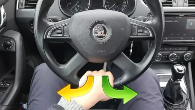 Držení volantu na pozici 6 hodiny