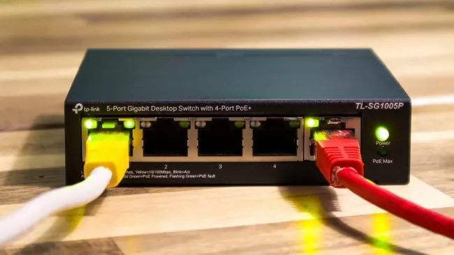 Pohled na zadní stranu síťového routeru