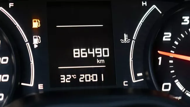 Detail na přístroje v automobilu