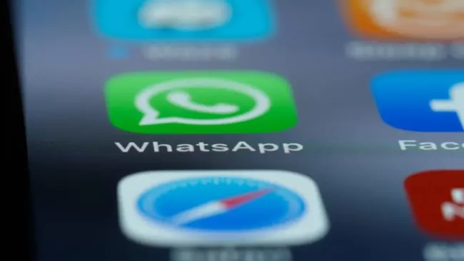 Logo aplikace WhatsApp na displeji smartphonu