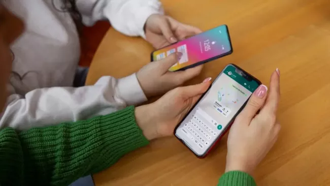 Uživatelky konverzují pomocí WhatsApp