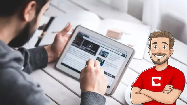 Uživatel pracuje s laptopem na internetu