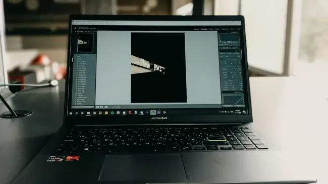 Laptop Asus s Windows 10 na displeji