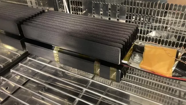 Testovaná baterie se vkládá mezi tepelné články