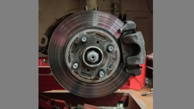 Brzdový kotouč s viditelnými rýhami