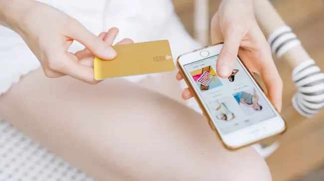 Uživatelka platí kartou prostřednictví mobilu