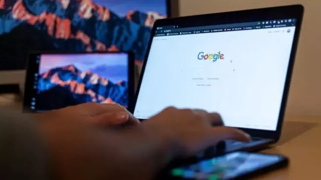 prohlížeč Google Chrome na displeji laptopu